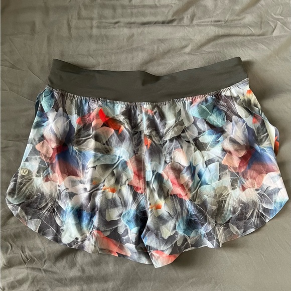 Lululemon Fast and Free Shorts Reflective Classic High-Rise 3" Size 10 - Picture 2 of 3